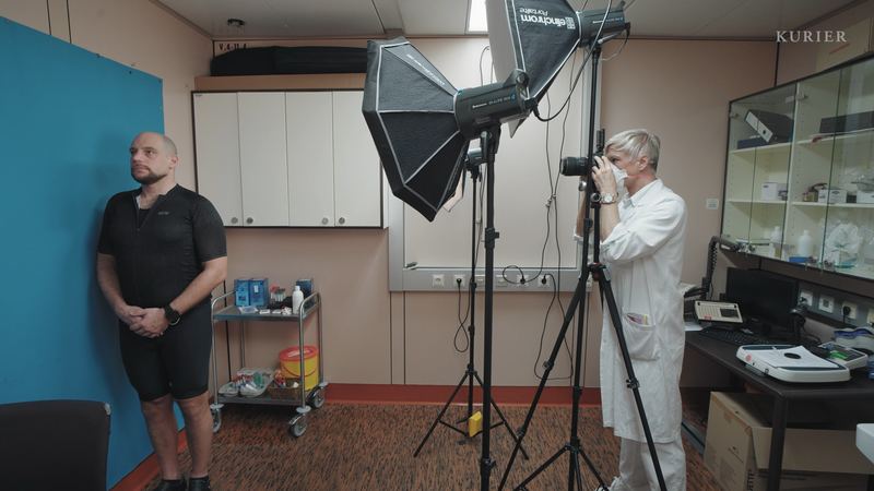 Fotostudio im Spital, ein Patient wird aufgenommen