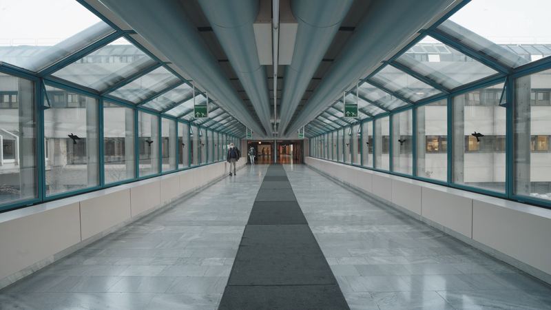 Verglaste Verbindungsbrücke zwischen zwei Häusern