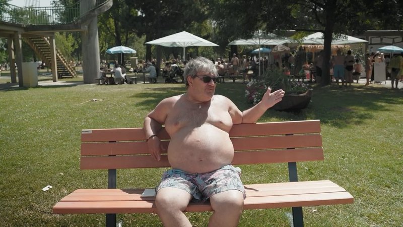 Ein Badegast auf einer Bank im Strandbad