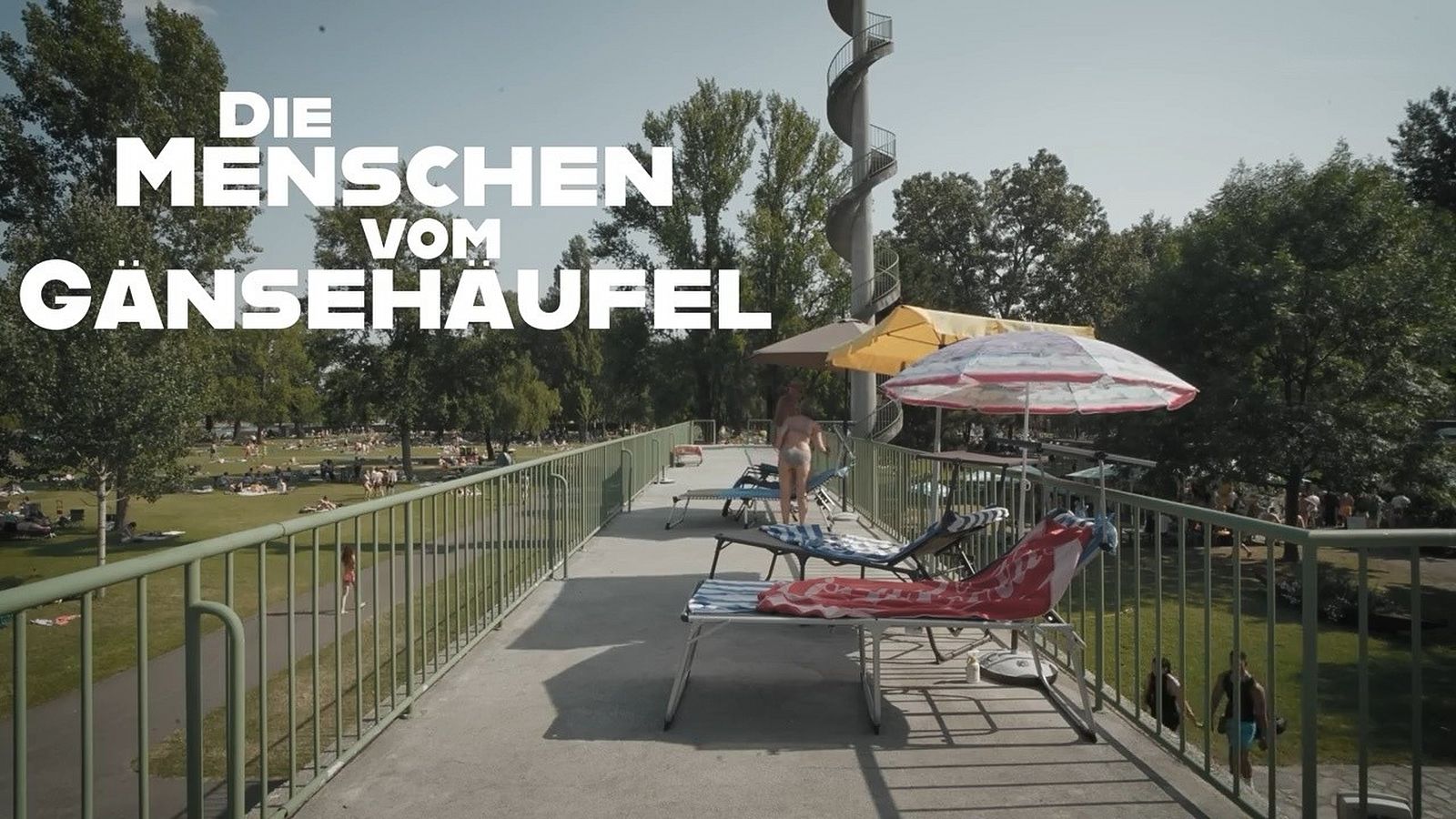 Titelbild „Die Menschen vom Gänsehäufel“ mit Liegestühlen und Steg zum Strandbad