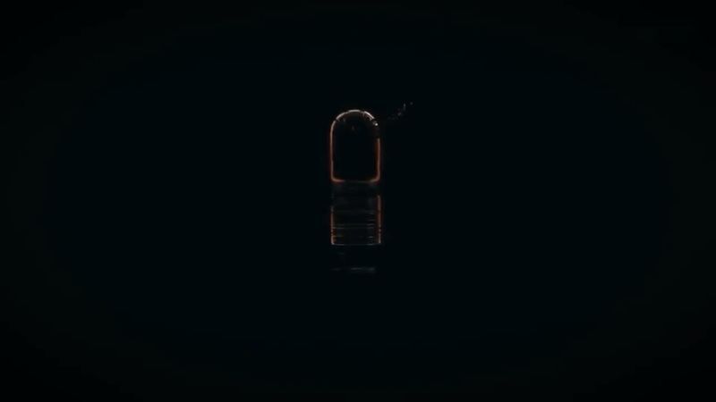 Ein orange beleuchtetes Tor in der Dunkelheit