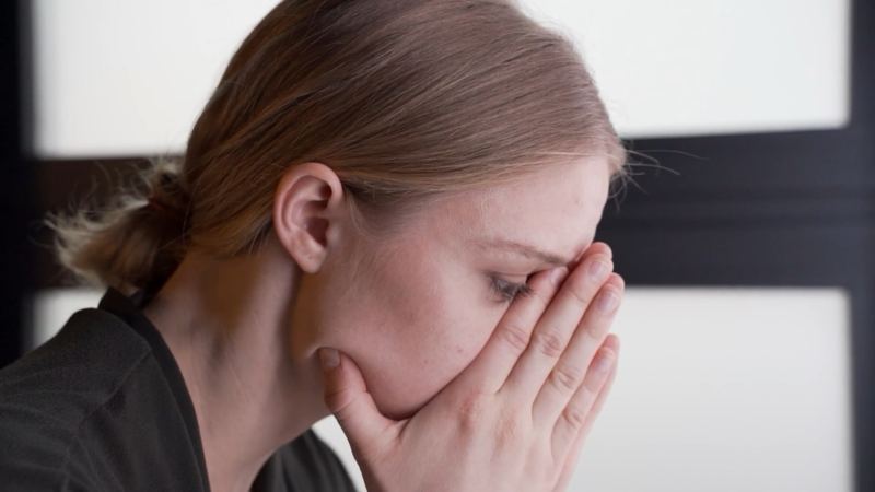 Mette Riise schlägt die Hände vors Gesicht