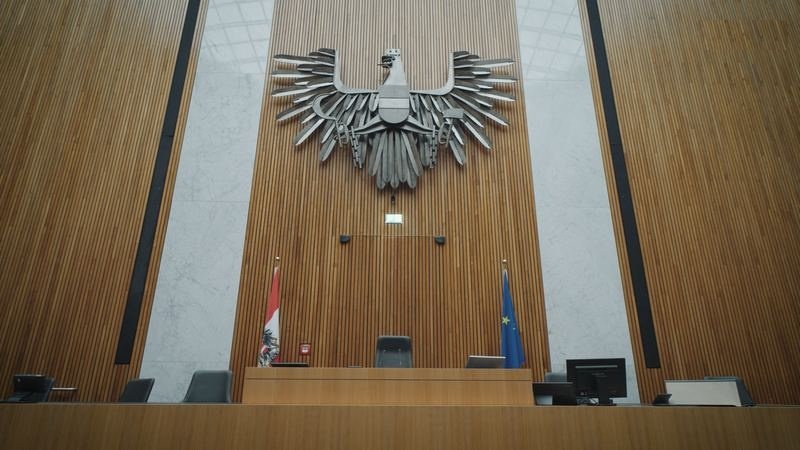 Bundesadler über dem Präsidium im Nationalratssaal