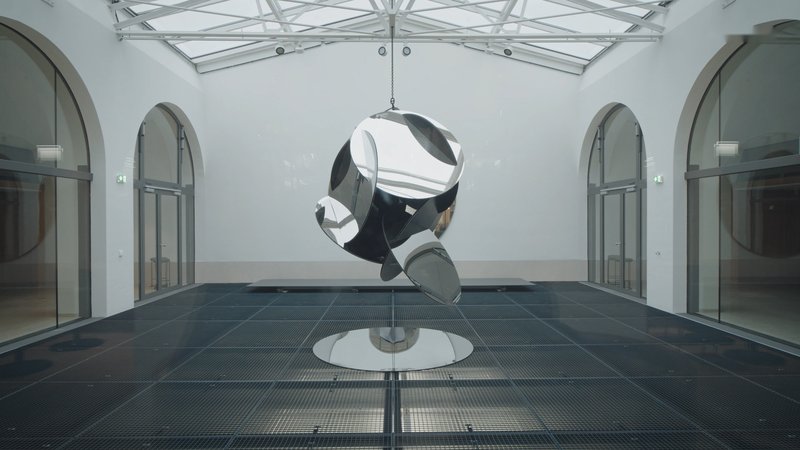 Eine hängende Spiegelinstallation im Foyer