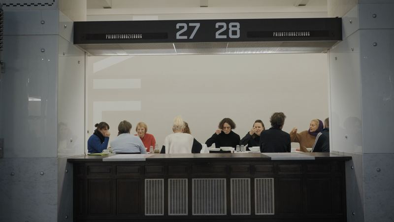 Gemeinsames Essen hinter dem Schalter 27 28