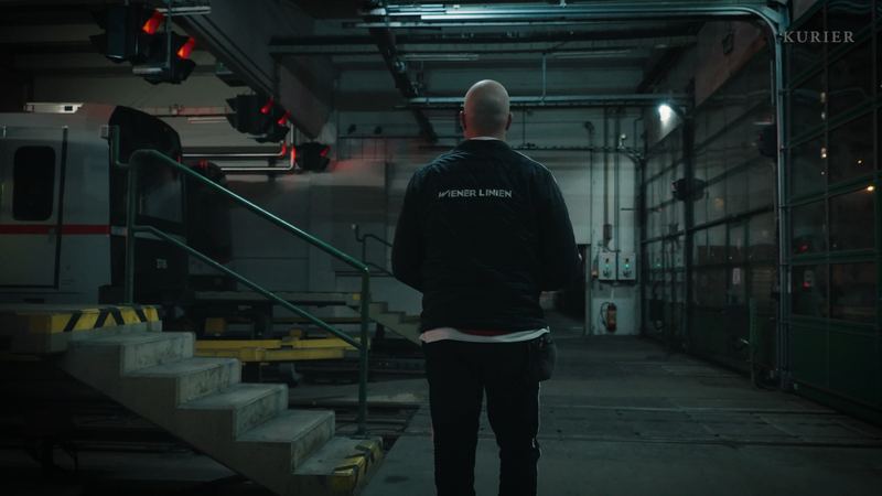 Der Fahrer geht durch die Remise