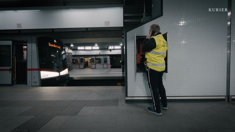 Bahnsteig mit Sonderzug, ein Mitarbeiter telefoniert an der Wand