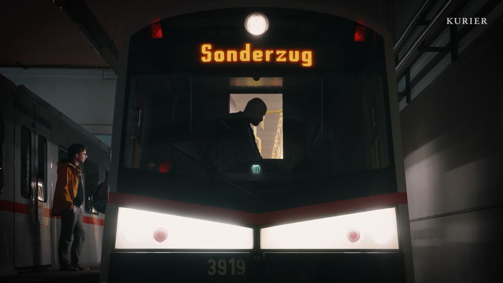 U-Bahn-Zug mit der Anzeige Sonderzug, der Fahrer als Silhouette im Führerstand
