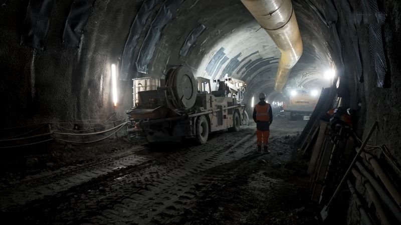 Arbeiter geht durch den Vortrieb