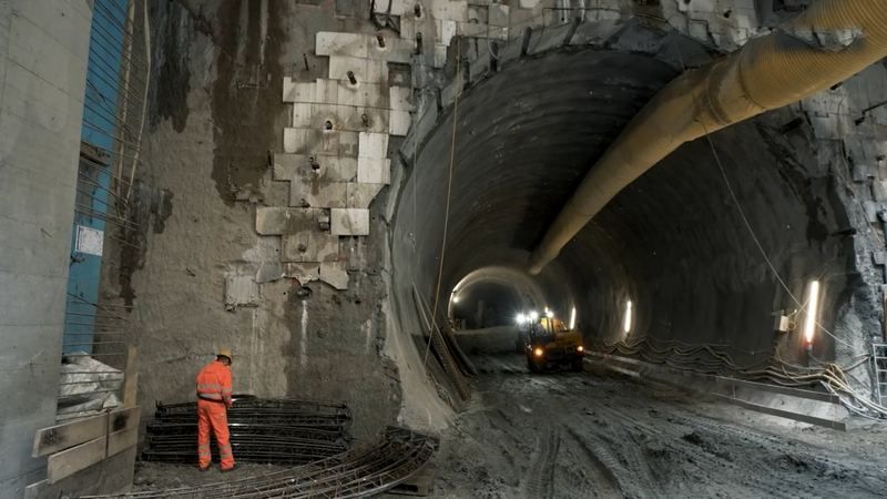 Große Kaverne mit Arbeiter am Gerüst